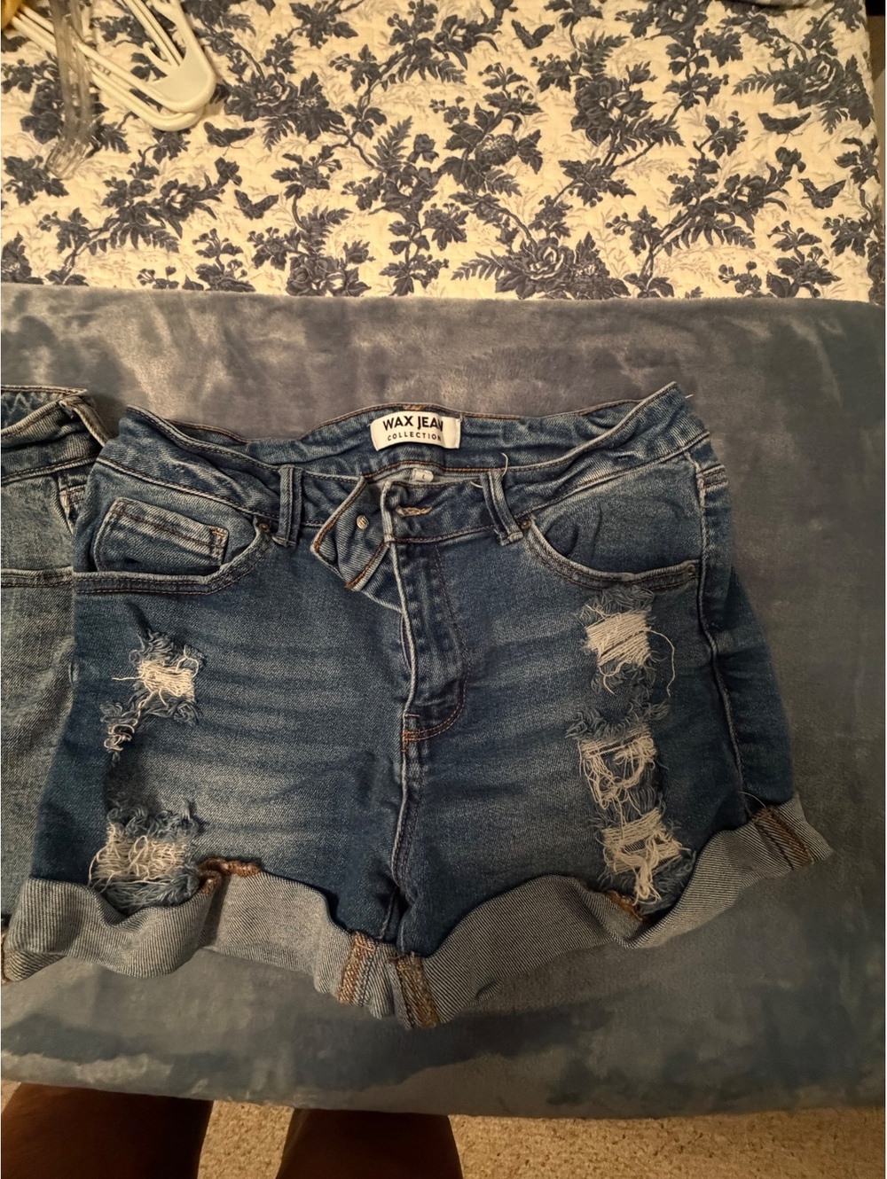 Wax Jean Distressed denim shorts -L